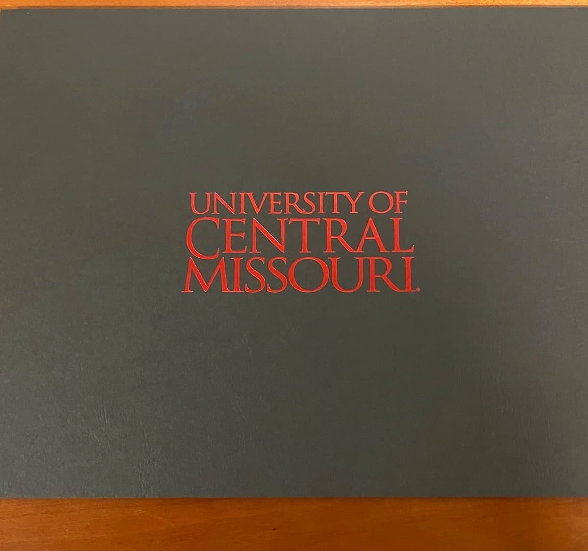 Pasta fechada da University of Central Missouri que acompanha o certificado