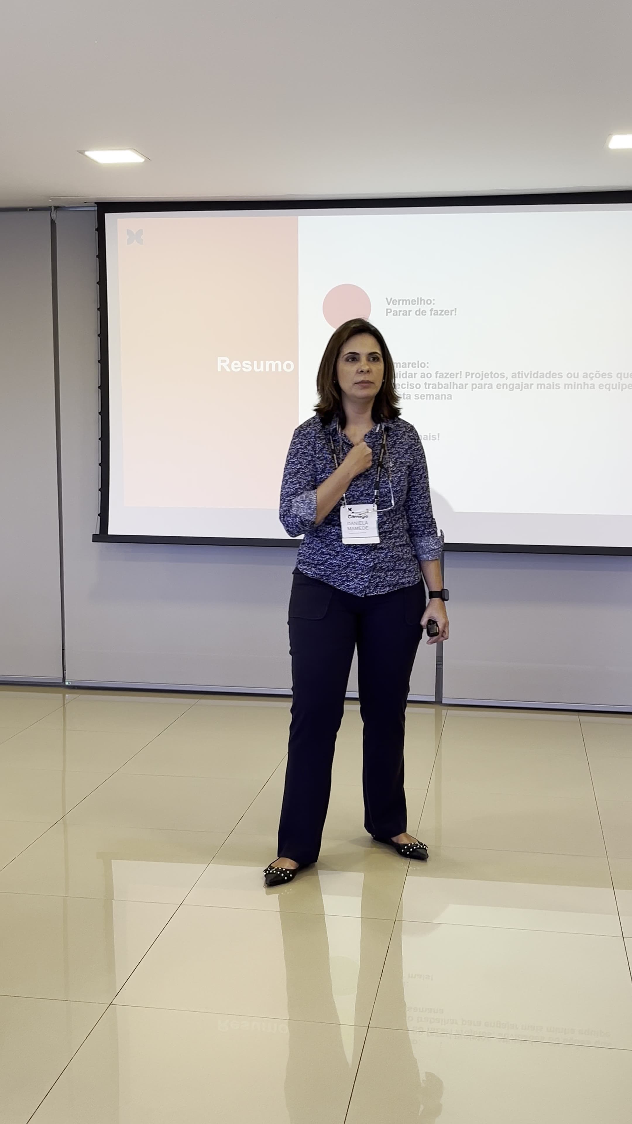 Participante apresentando durante um encontro do Apresentações de Alto Impacto