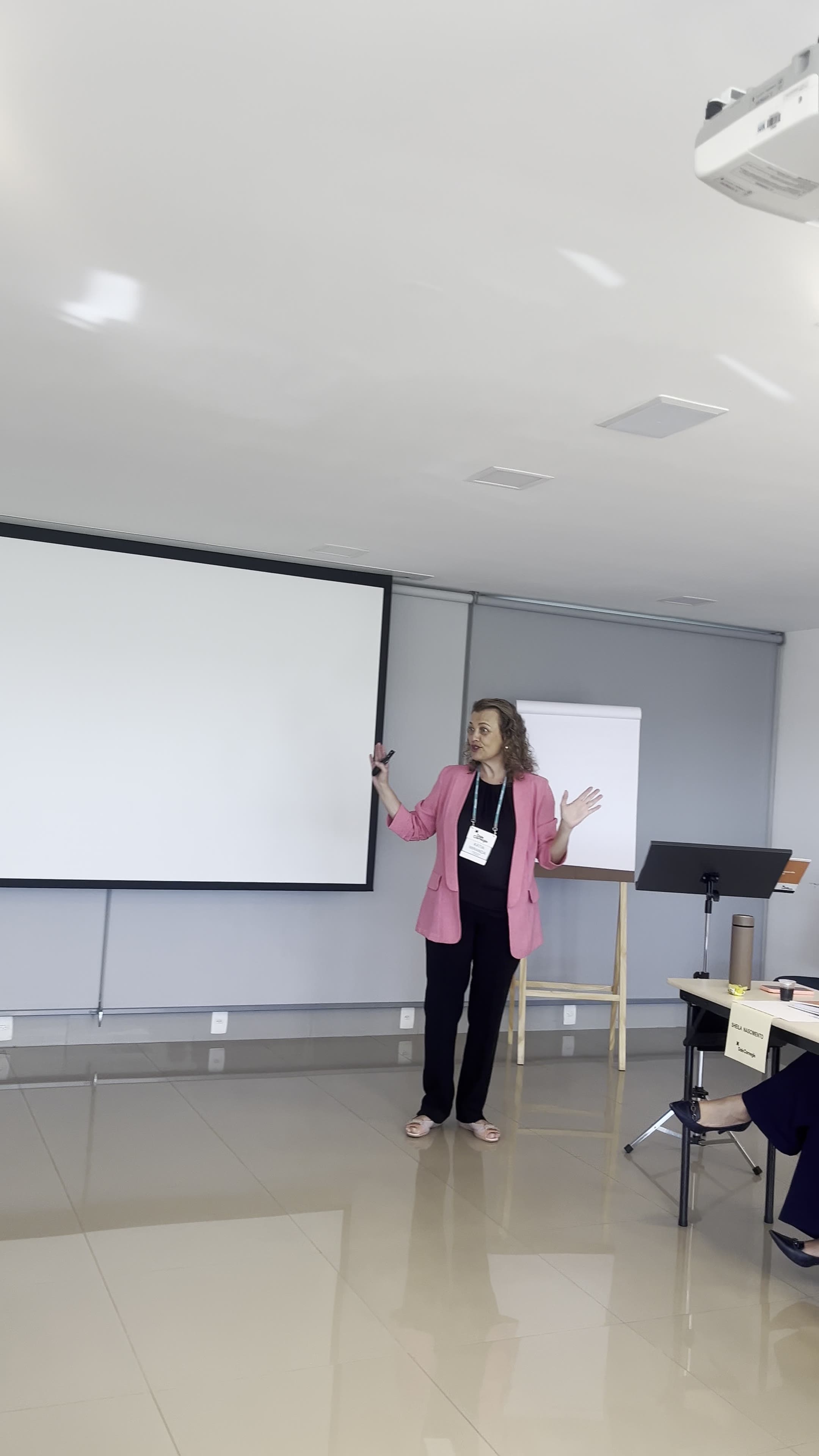 Participante apresentando e recebendo atenção da turma