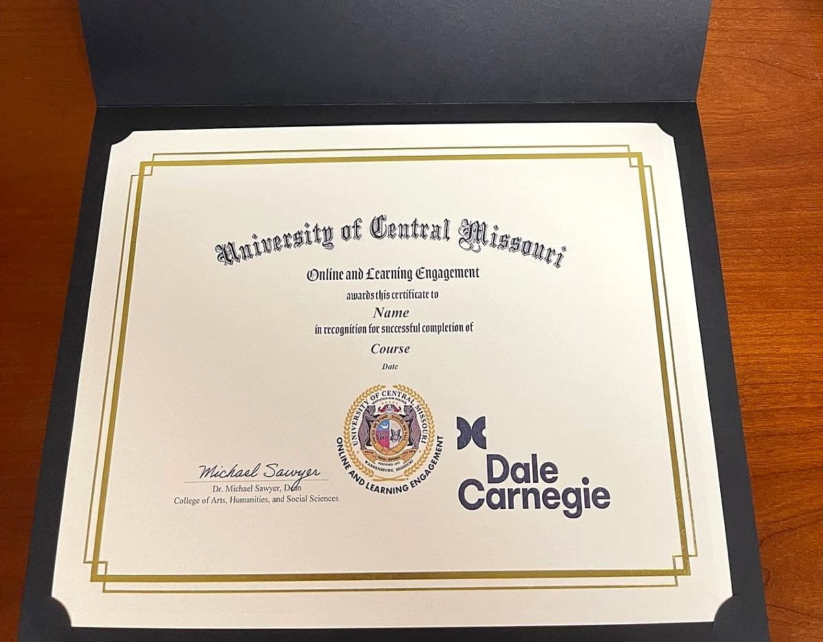 Certificado de desenvolvimento profissional da University of Central Missouri em parceria com a Dale Carnegie, modelo oficial