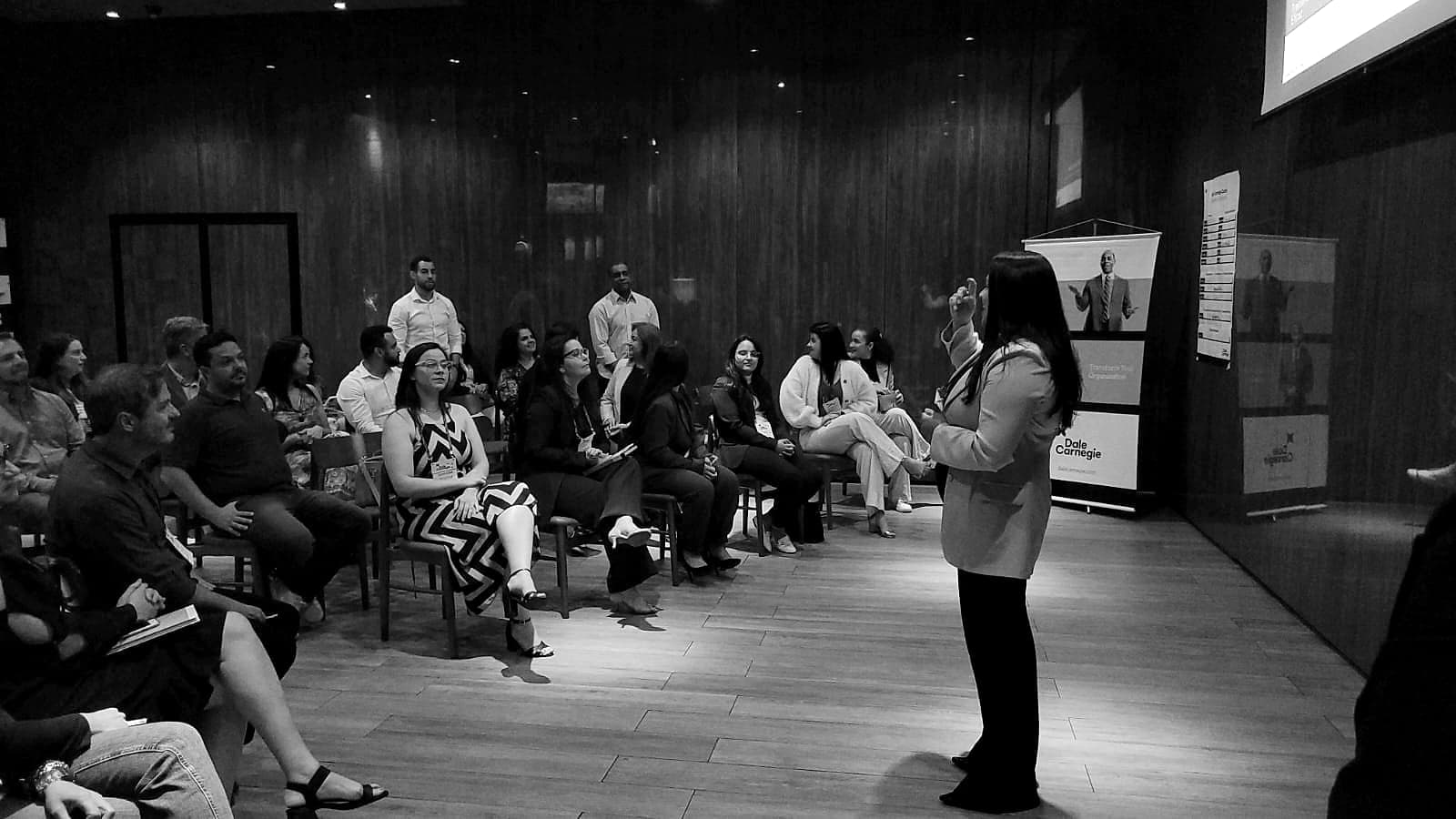 Facilitadora conduzindo a turma em prática de apresentação