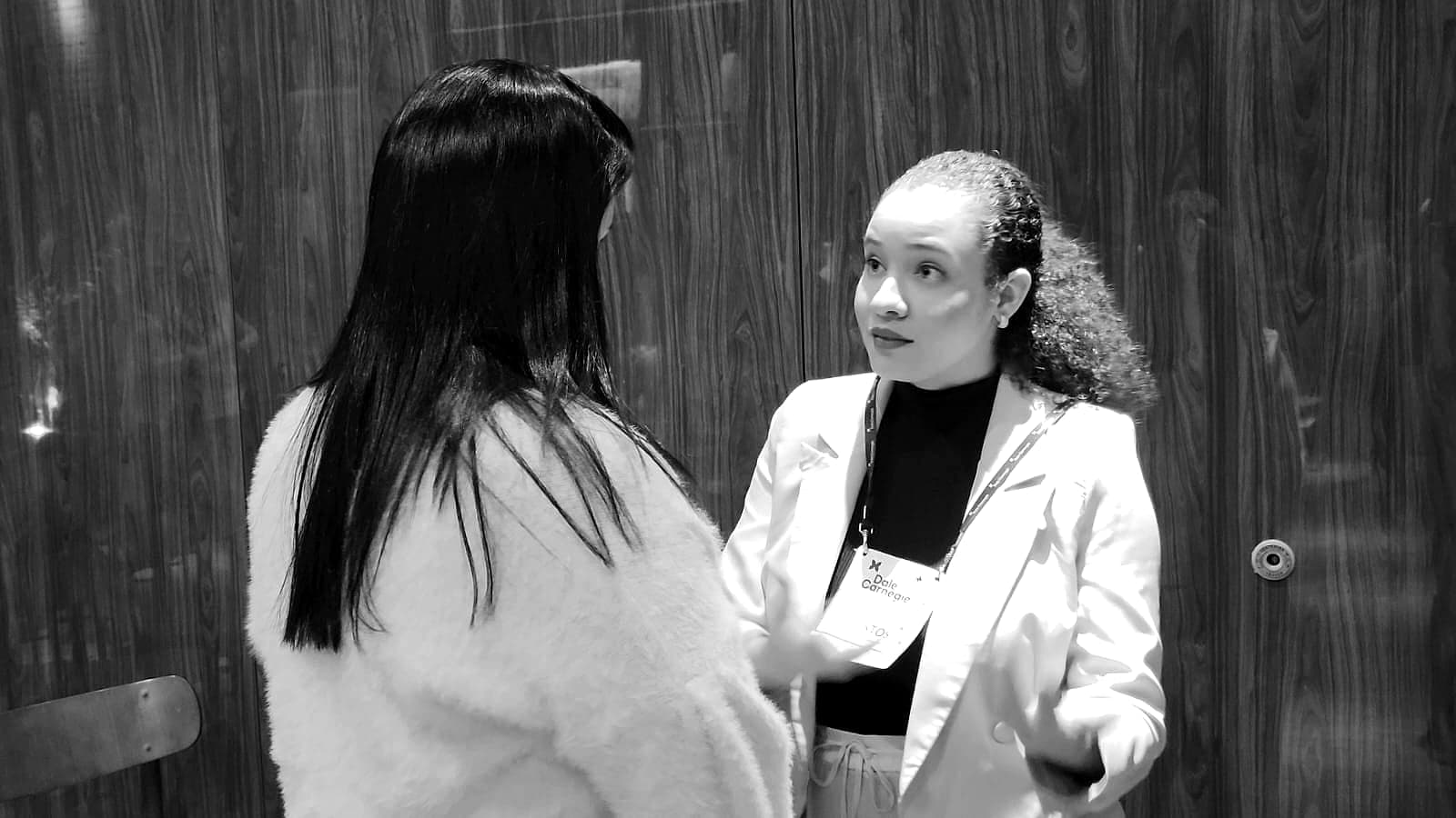 Conversa de feedback entre participantes do Dale Carnegie Course