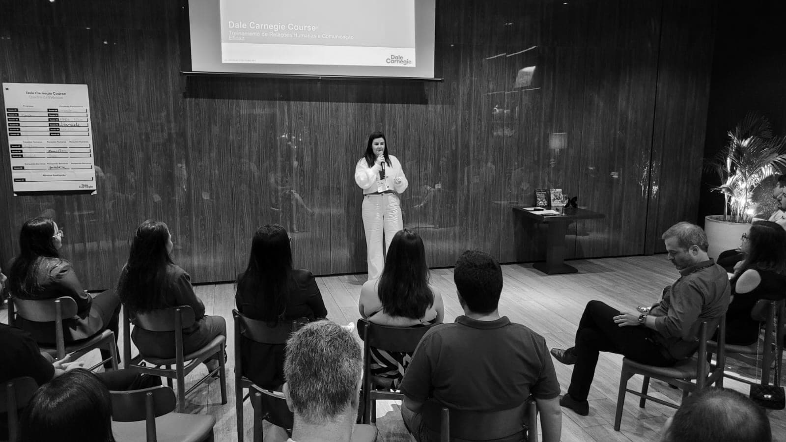 Participante apresentando diante da turma durante uma prática do programa