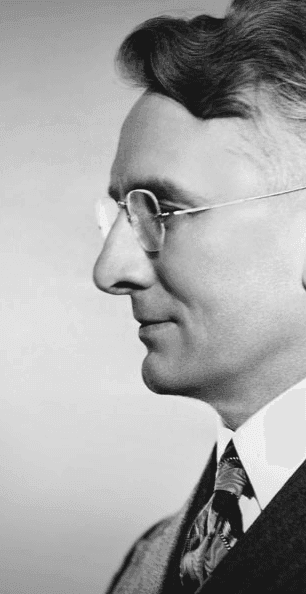 Fotografia em preto e branco de Dale Carnegie, fundador da metodologia