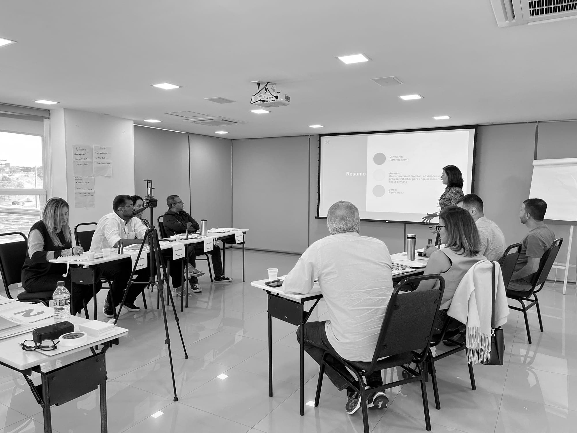 Participante apresentando diante do grupo durante o programa