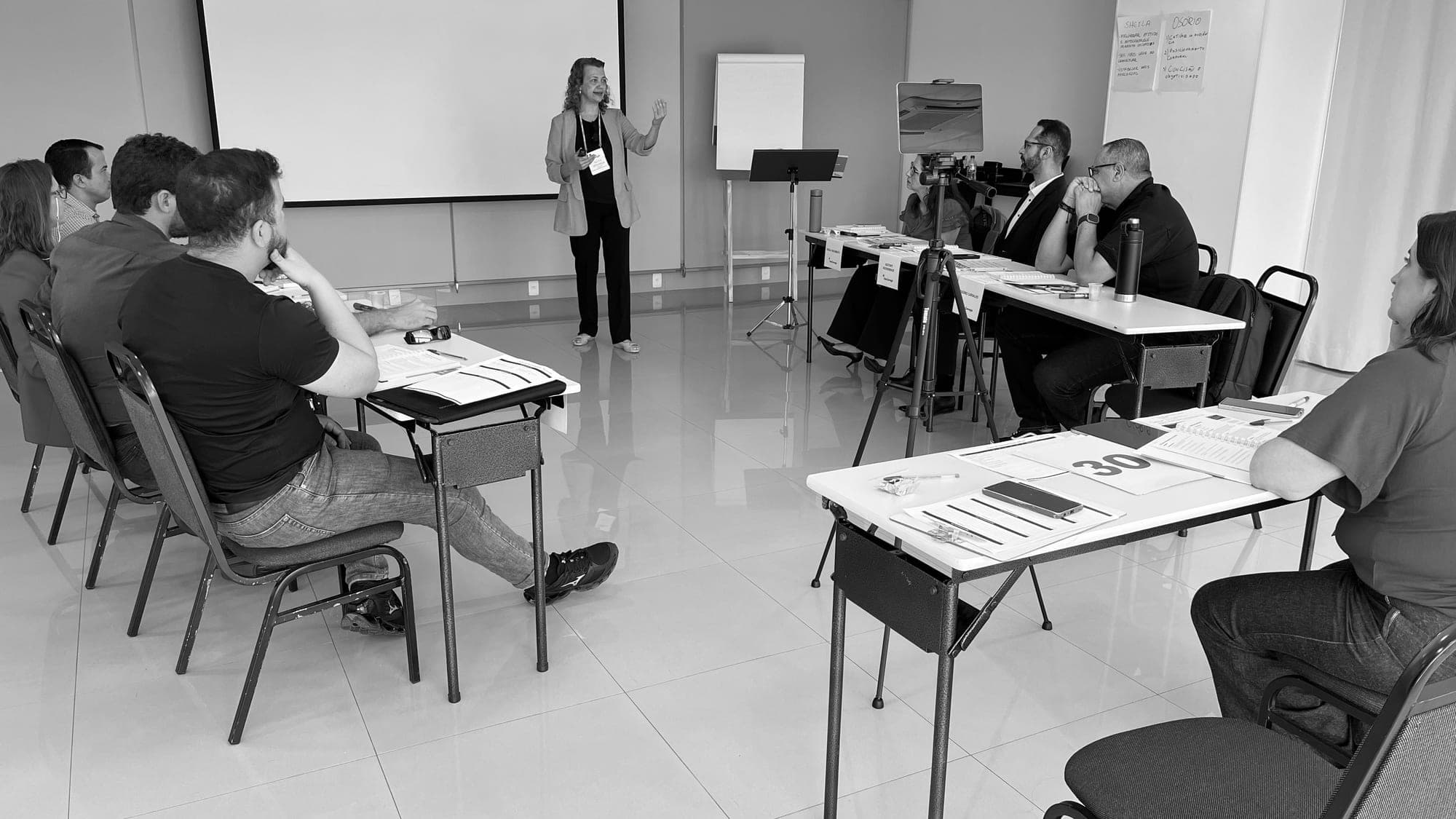 Participante em pé apresentando para a turma