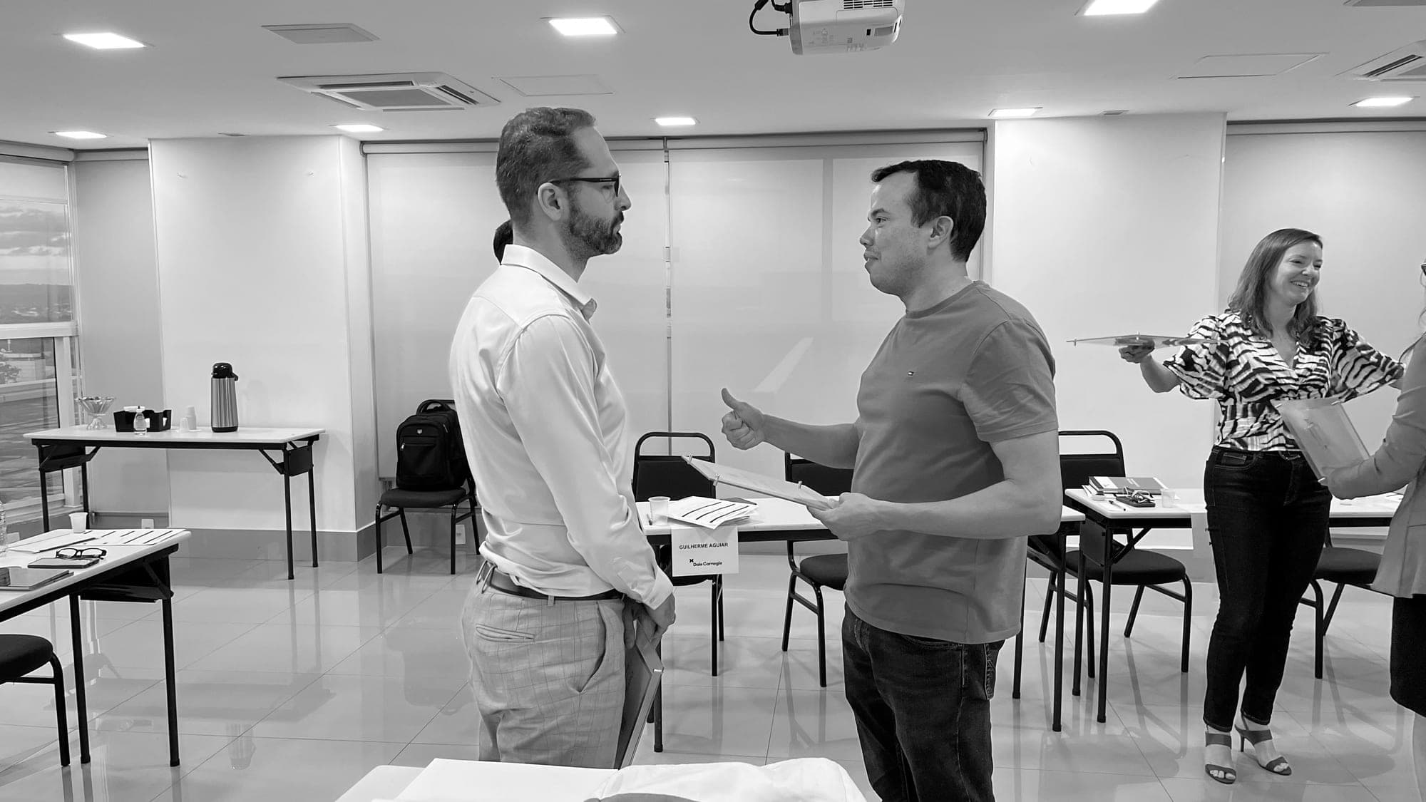 Participantes acompanhando uma apresentação com atenção