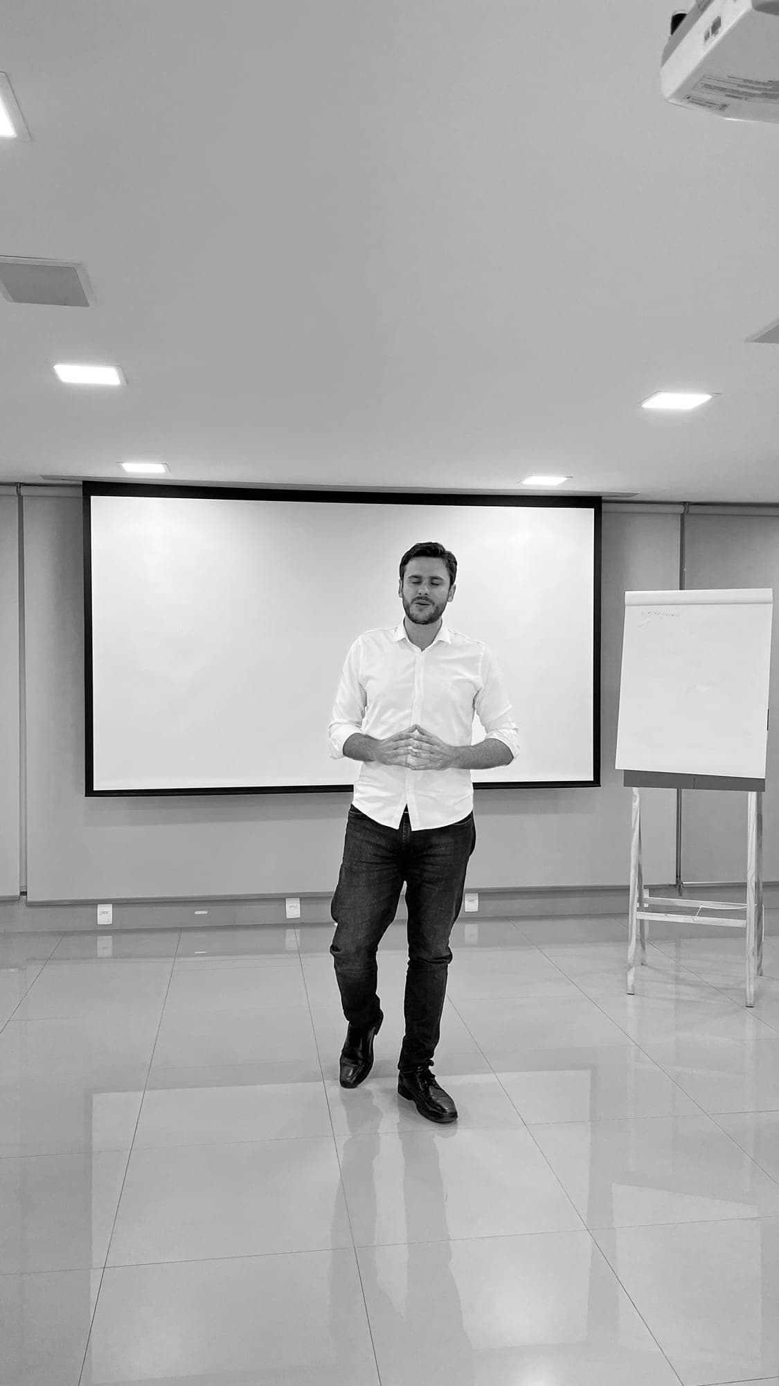 Participante apresentando com gestos durante o programa, enquadramento vertical