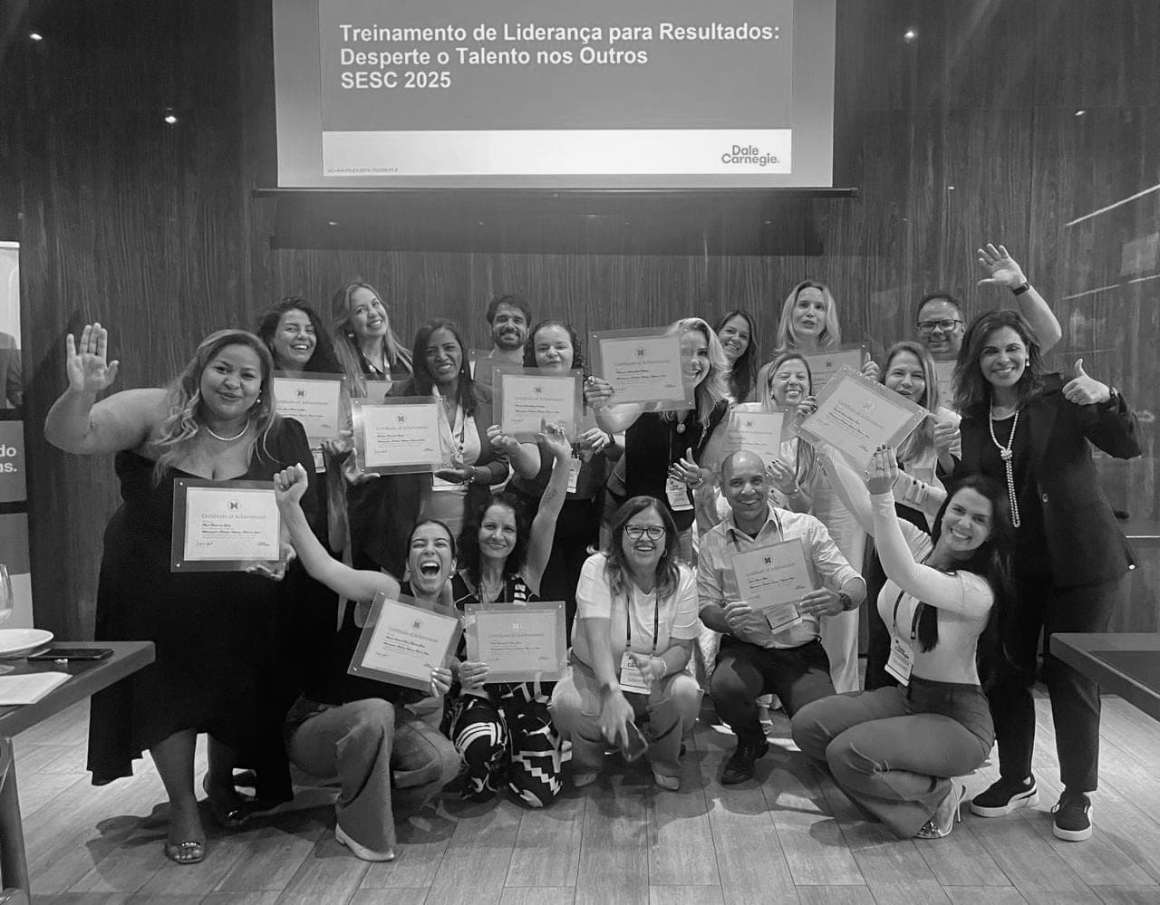 Equipe do Sesc em dinâmica de grupo durante treinamento Dale Carnegie