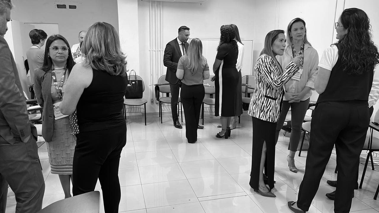 Participantes acompanhando atentamente uma dinâmica em grupo