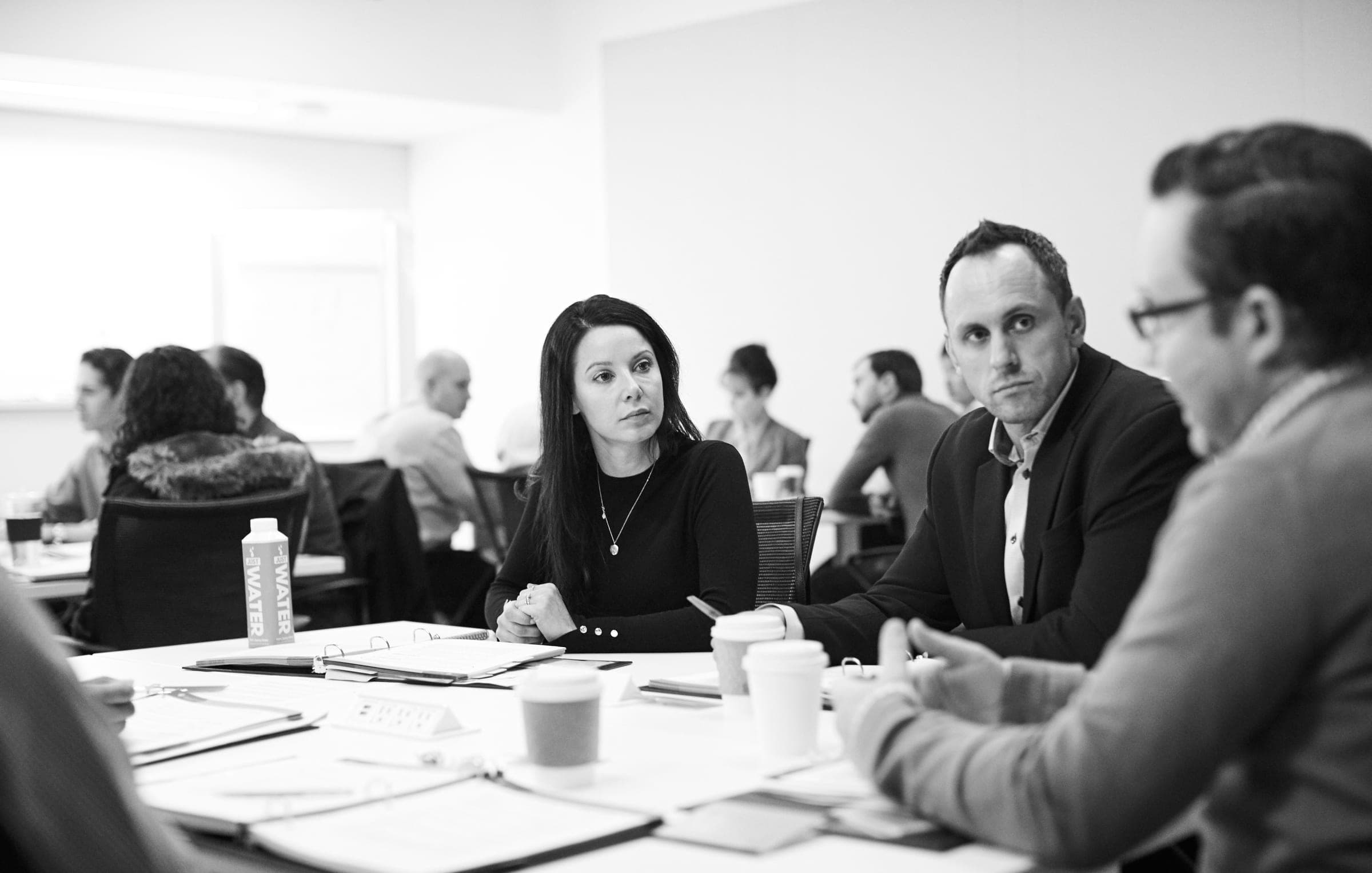 Grupo em sala durante um treinamento Dale Carnegie