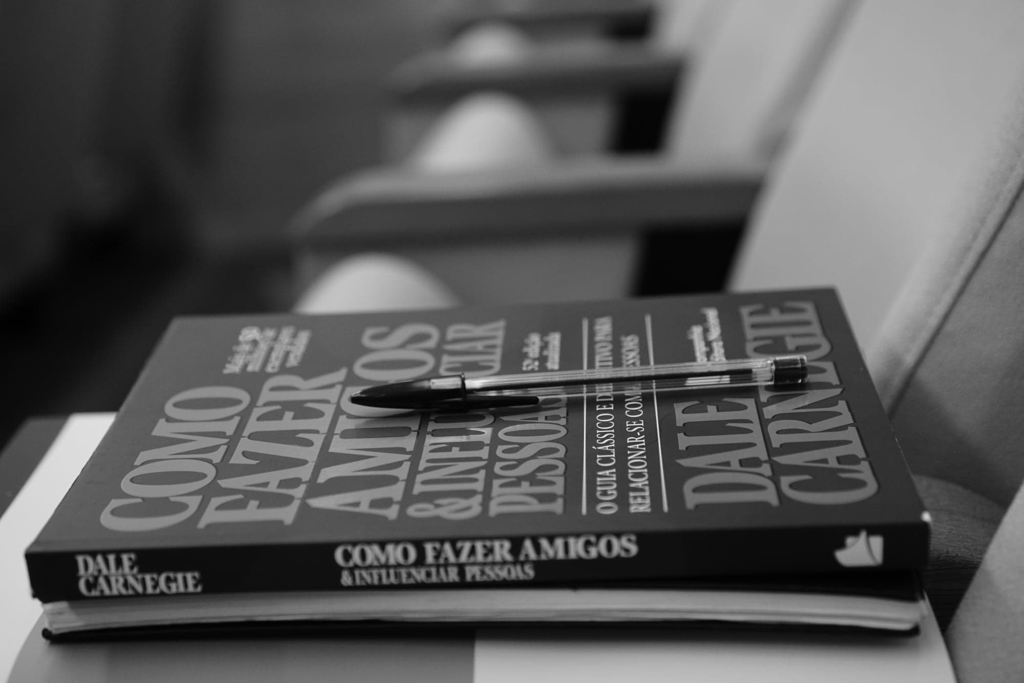Fotografia do livro Como Fazer Amigos e Influenciar Pessoas, de Dale Carnegie